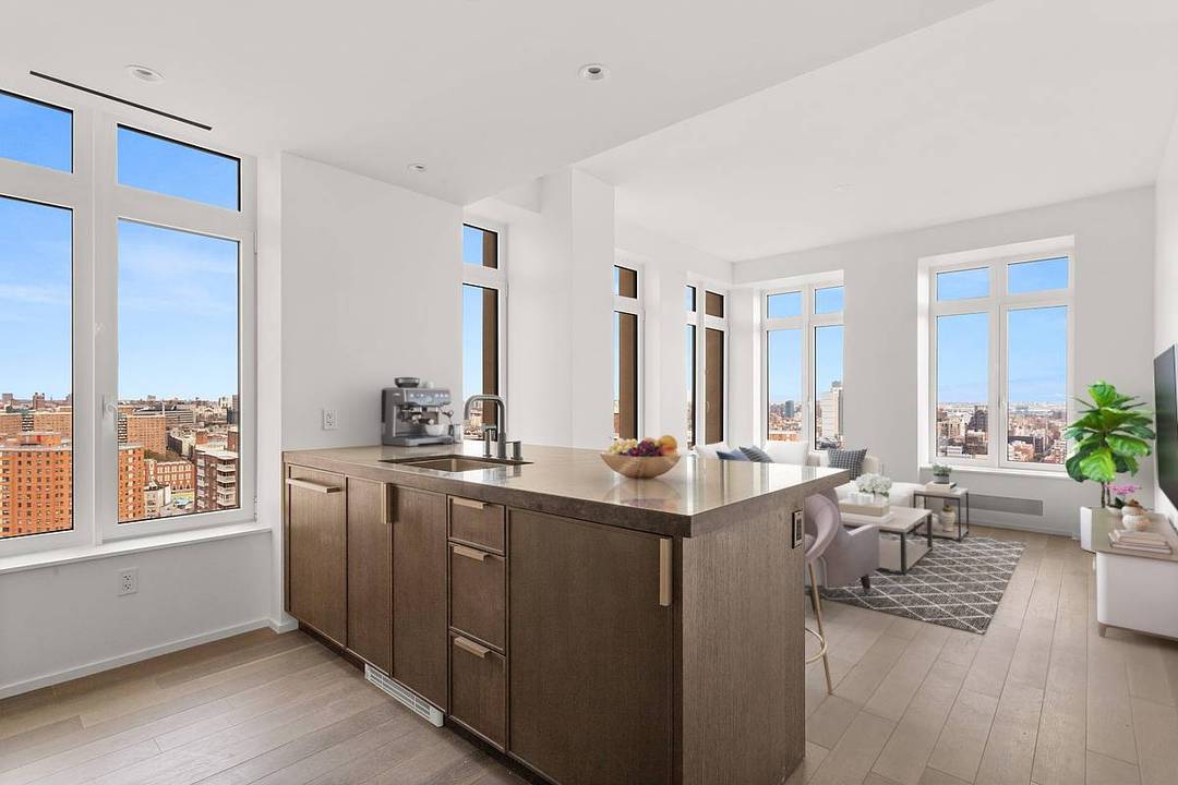This high floor corner unit has spectacular views of the East River, the Hudson River, and the George Washington Bridge.