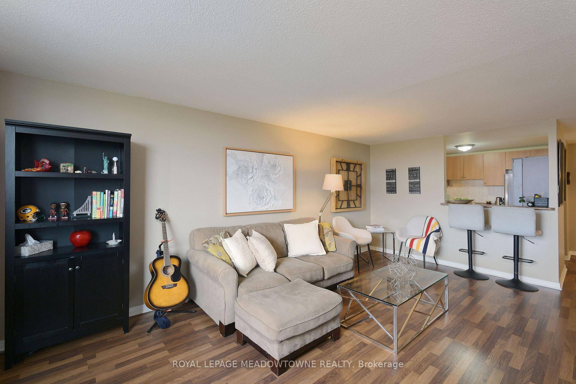 This beautiful 2 bedroom condo offers an exceptional living experience in the heart of Meadowvale.