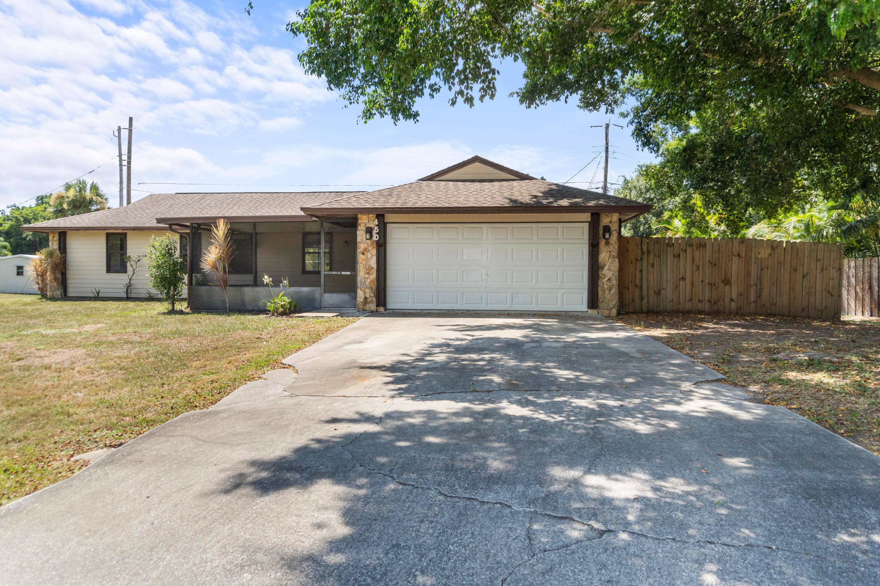 Don't miss your chance to transform this attractively priced Sebastian Highlands home into the space you've always envisioned.
