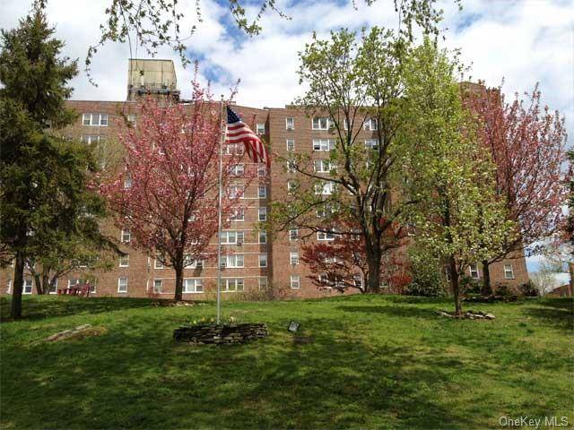 ACCEPTED OFFER NO MORE SHOWINGS Spacious 1 Bedroom in Knolls Crescent which is conveniently located in Spuyten Duyvil.
