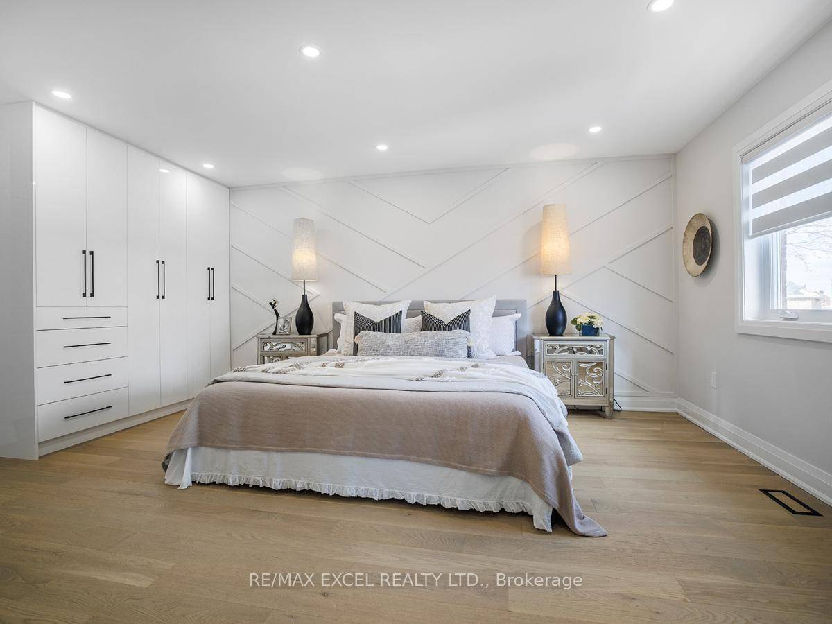 Located in the highly desirable Middlefield community in Markham, this stunning double garage detached home offers 4 2 bedrooms and 5 bathrooms, making it an ideal choice for families seeking ...