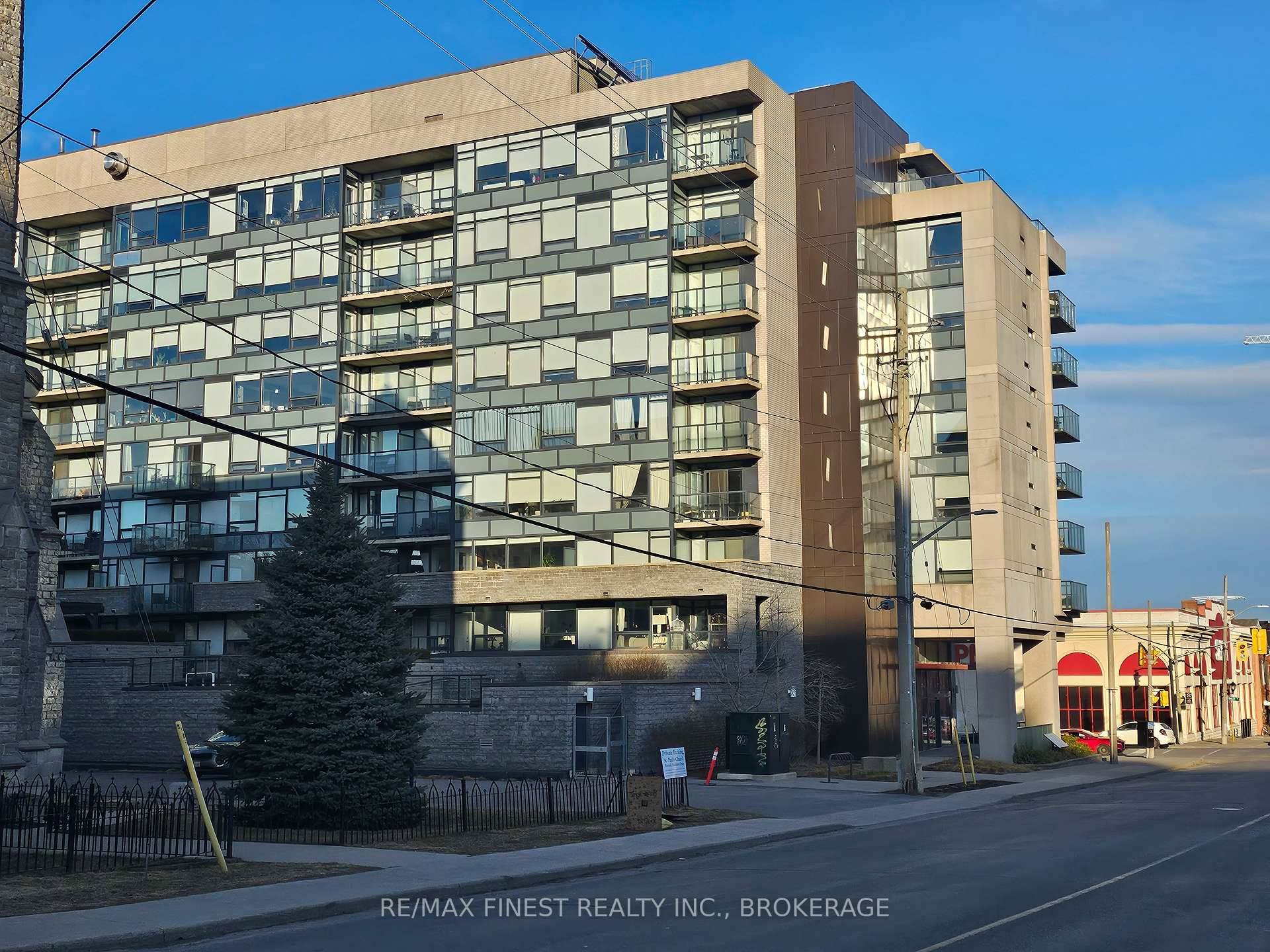 Great condominium located in the much sought after Anna Lane Condos.