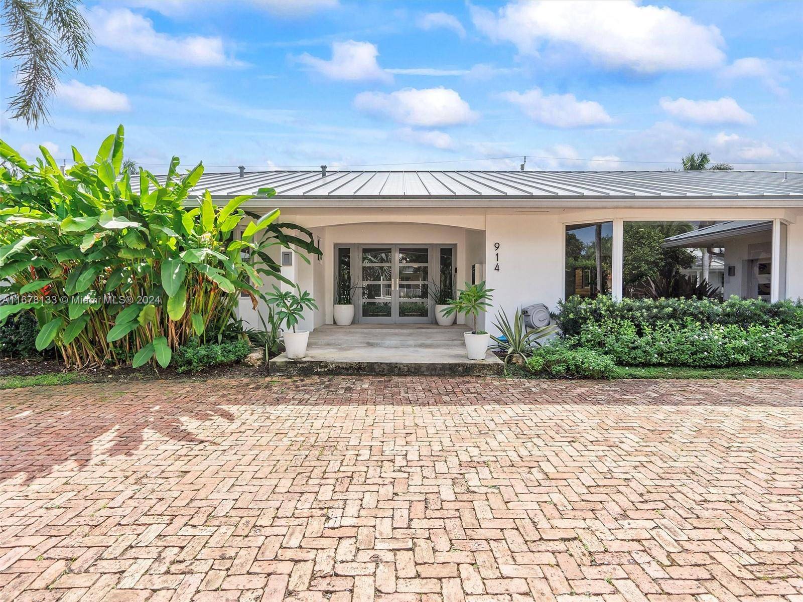 Welcome to your dream home in the heart of Hollywood, just minutes from the beach !