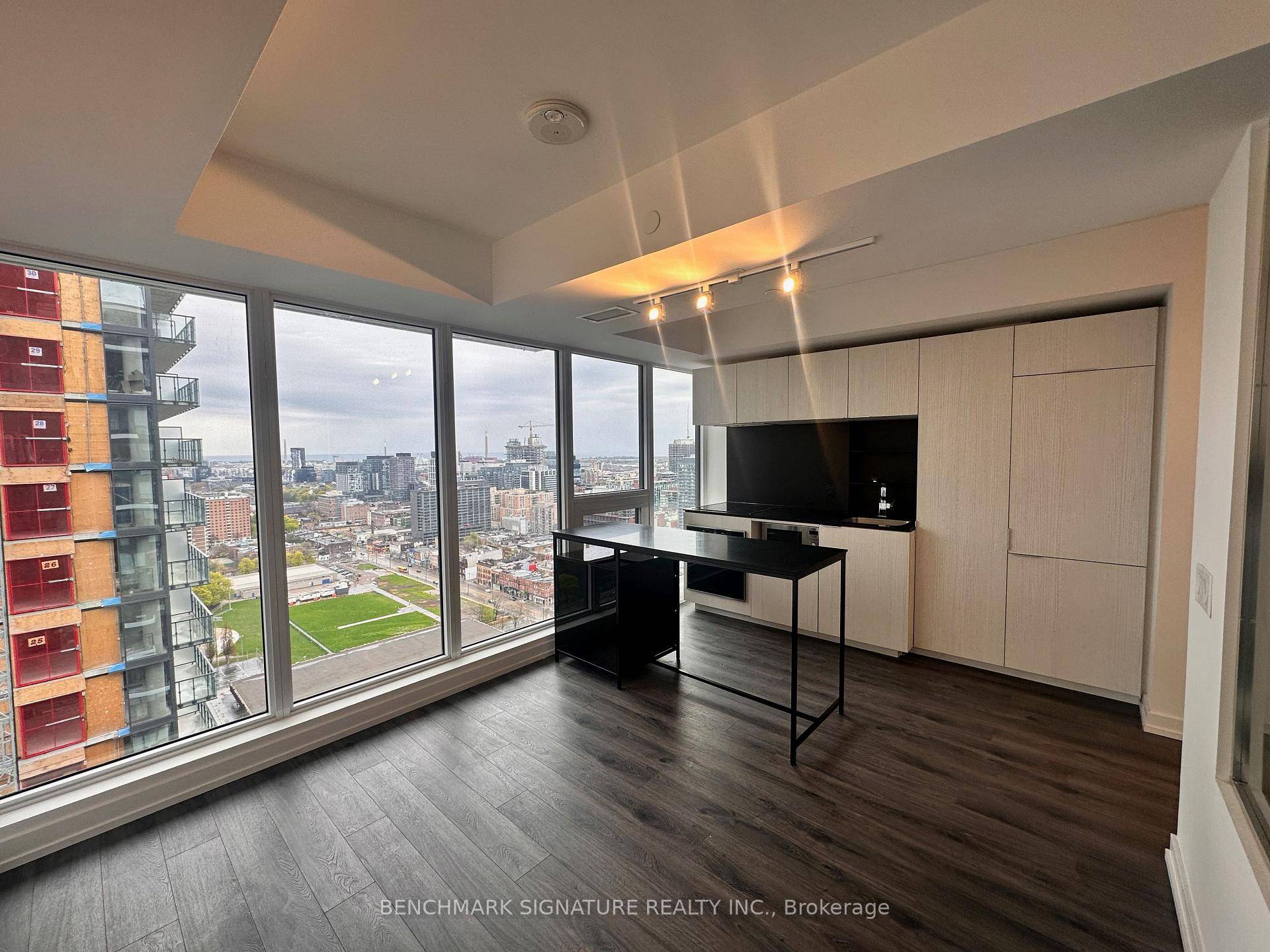 1 Bedroom Unit W Lots Of Natural Light.