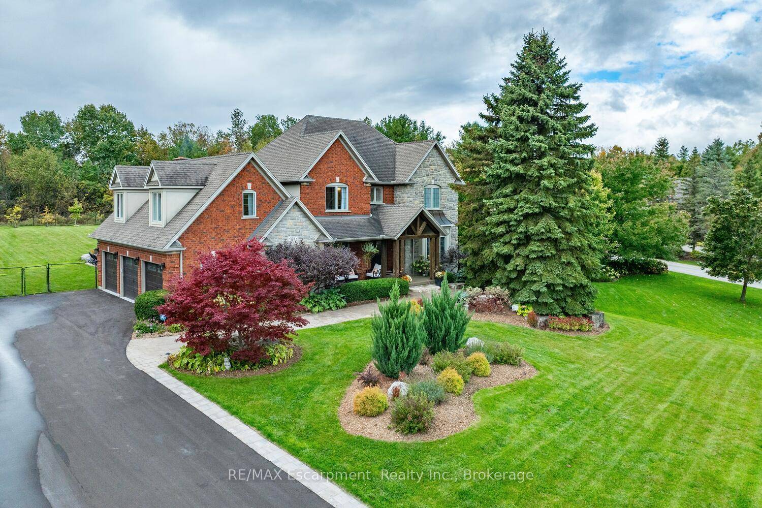 WELCOME TO THE PRESTIGIOUS AND DESIRABLE NEIGHBOURHOOD OF PALOMINO ESTATES !