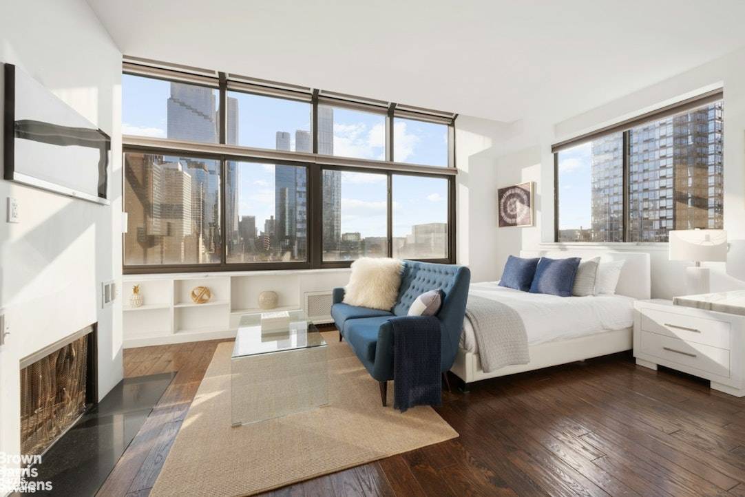 Penthouse Studio with Stunning Views Huge Private TerraceEnter into this spectacular top floor studio, where you will enjoy breathtaking open views to the south and west.