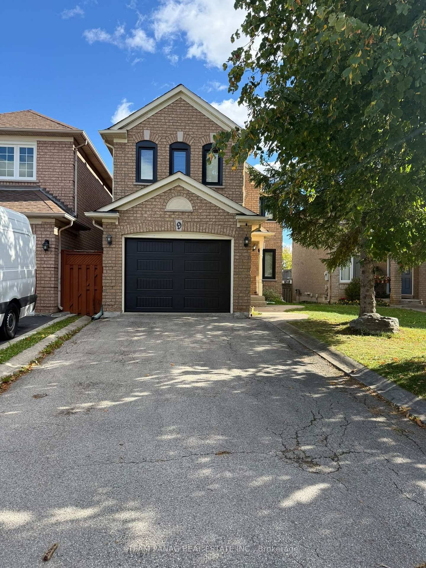 Absolutely Immaculate All Brick Detached Home on a Quiet Court !