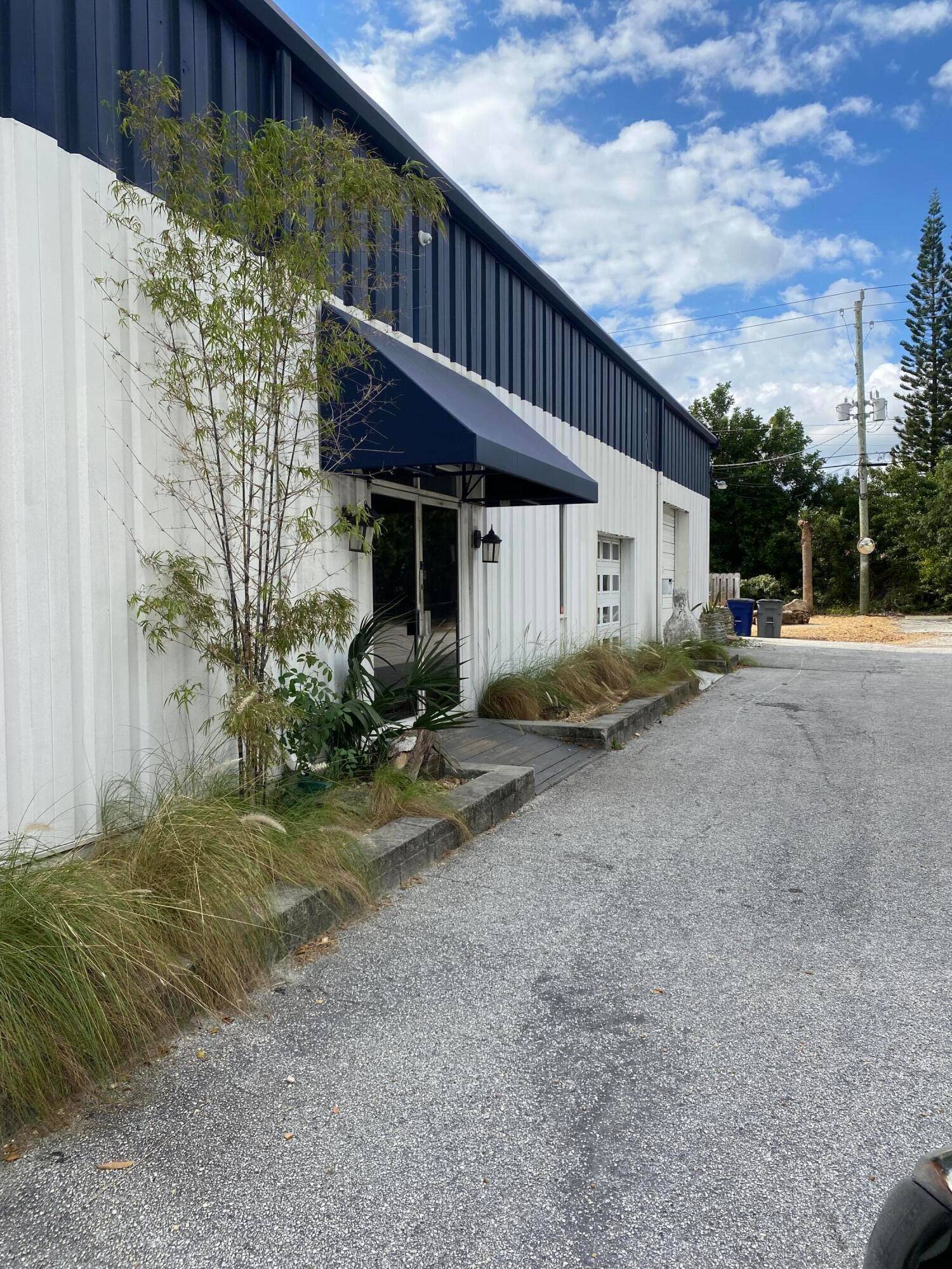 Located right on Federal Highway is where you will find this stand alone building with great exposure and ample parking.