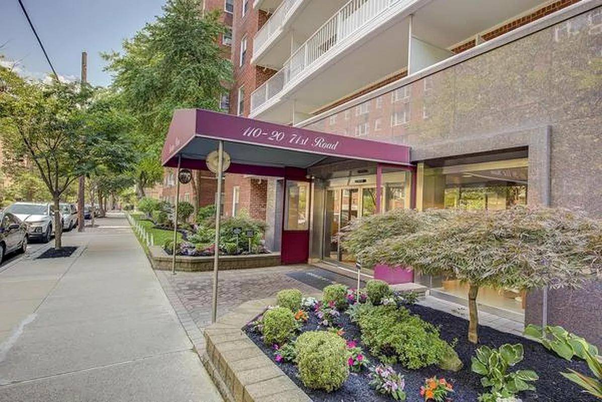 It's all here. Expansive 2 Bedroom windowed True JR4 with Terrace located on the 6th floor in the sought after 71st Road Barclay Plaza Building.