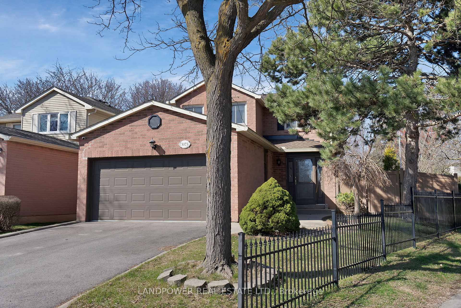 Exquisite Family Haven Nestled Against a Picturesque Park !