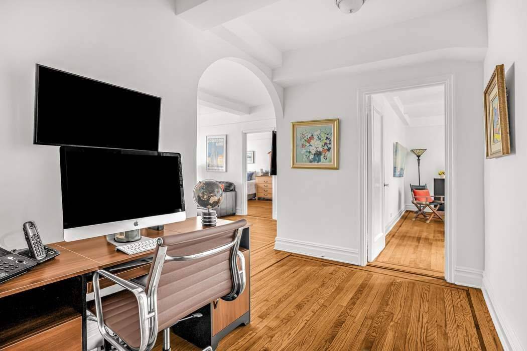 BACK ON THE MARKET ! Located at the crossroads of two of the most celebrated blocks on the Upper West Side sits The Raleigh, a bespoke and discreet pre war ...