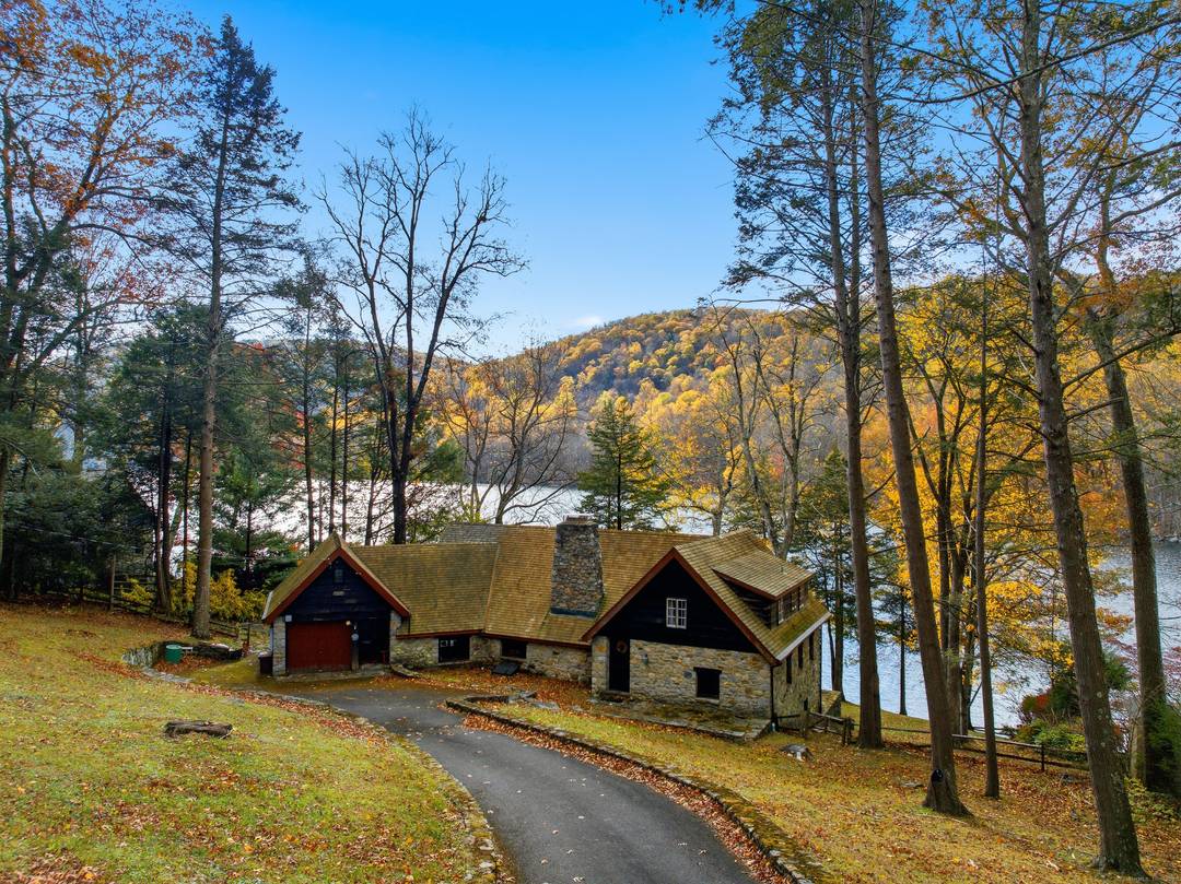 Welcome to 23 and 24 Echo Drive, New Milford, CT a timeless gem first introduced to the market by the family who originally built it.