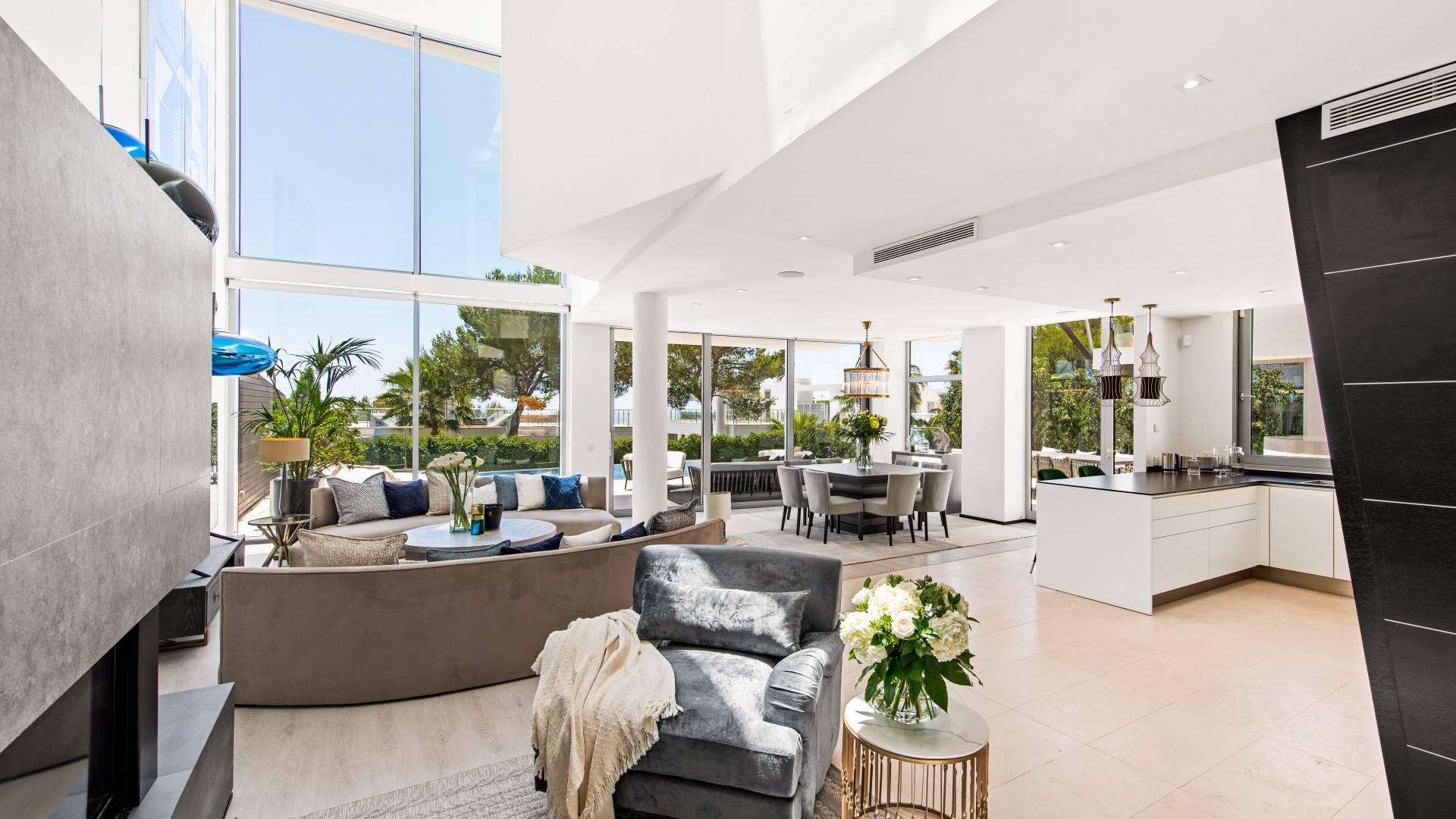 This luxurious modern house for sale in Sierra Blanca has been built to the highest standards and offers the best qualities, comfort, and extraordinary features.