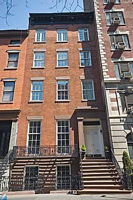 Gold Coast Town House first floor 1BR apartment with shared outdoor space.