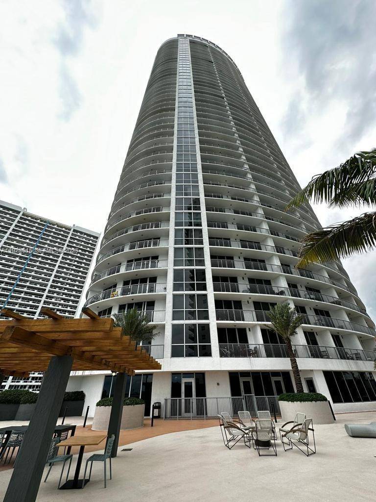 Discover the ultimate Miami lifestyle in this stunning 1 bedroom, 1 bathroom residence, boasting breathtaking bay views and spectacular sunsets.