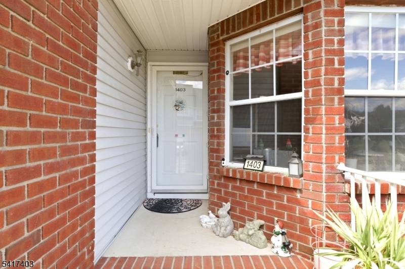 Beautifully maintained 3 bedroom, 2.