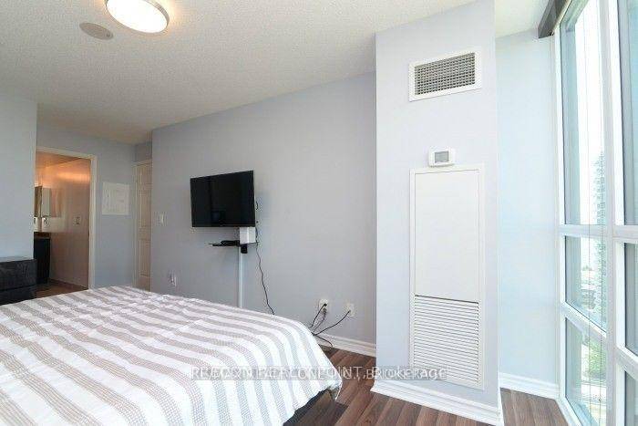Stunning 3 Bedroom PENTHOUSE Unit In The Luxury Infinity Great Use Of Space In This 1089 Sqft West Facing Floor Plan.
