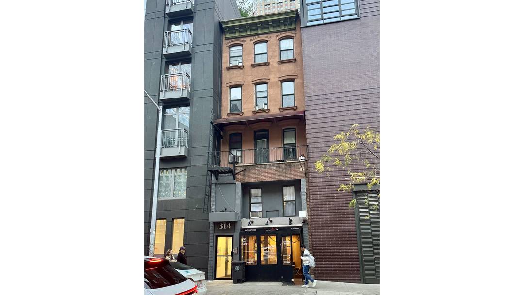 A Five Story, Prewar Mixed Use building, one commercial and 5 Free Market residential units.