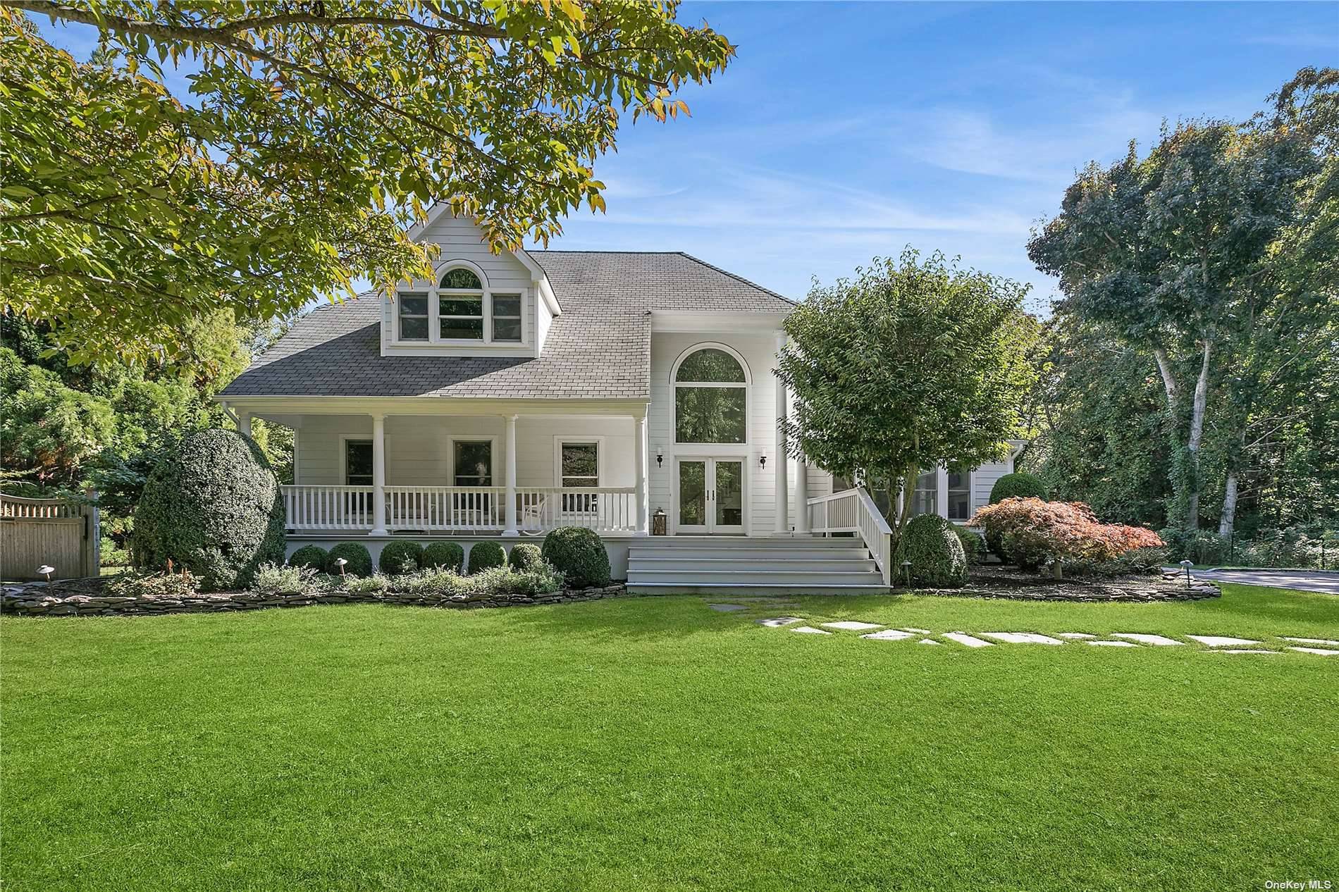 Situated on a quiet cul de sac, in the highly regarded hamlet of Bridgehampton, you will find this bright postmodern home.