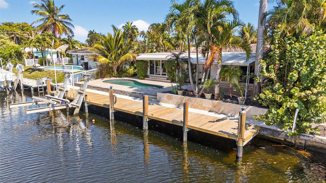 Welcome home to the beautiful boating community of Cypress Harbor !