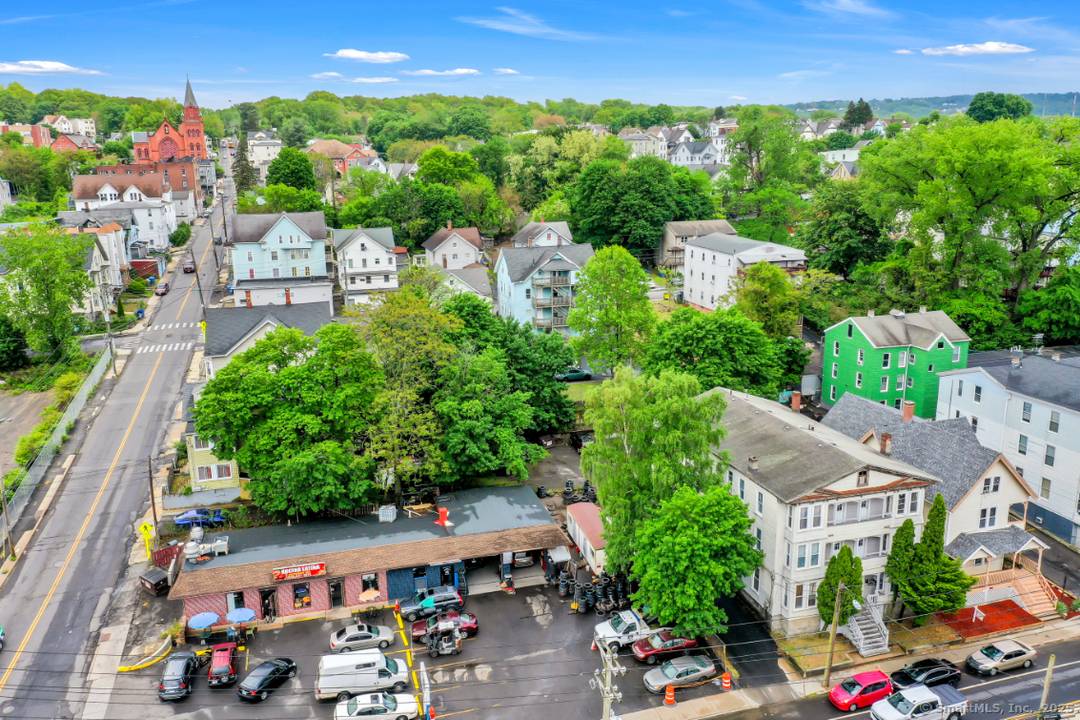 Investors take note ! Fantastic investment opportunity at 915 South Main St.