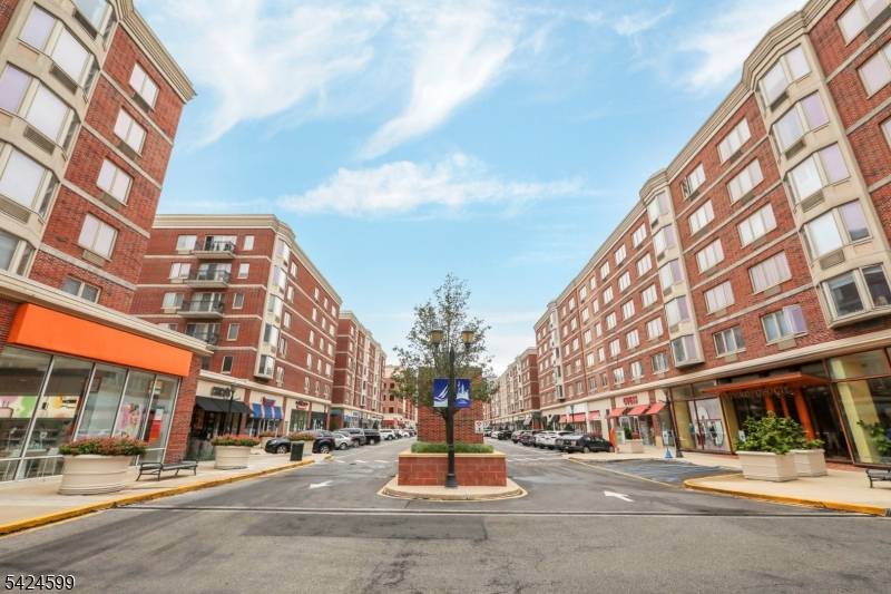 BEAUTIFUL 2 BEDROOM, 2 BATHROOM CONDO ON THE HUDSON WITH DIRECT MANHATTAN VIEWS !