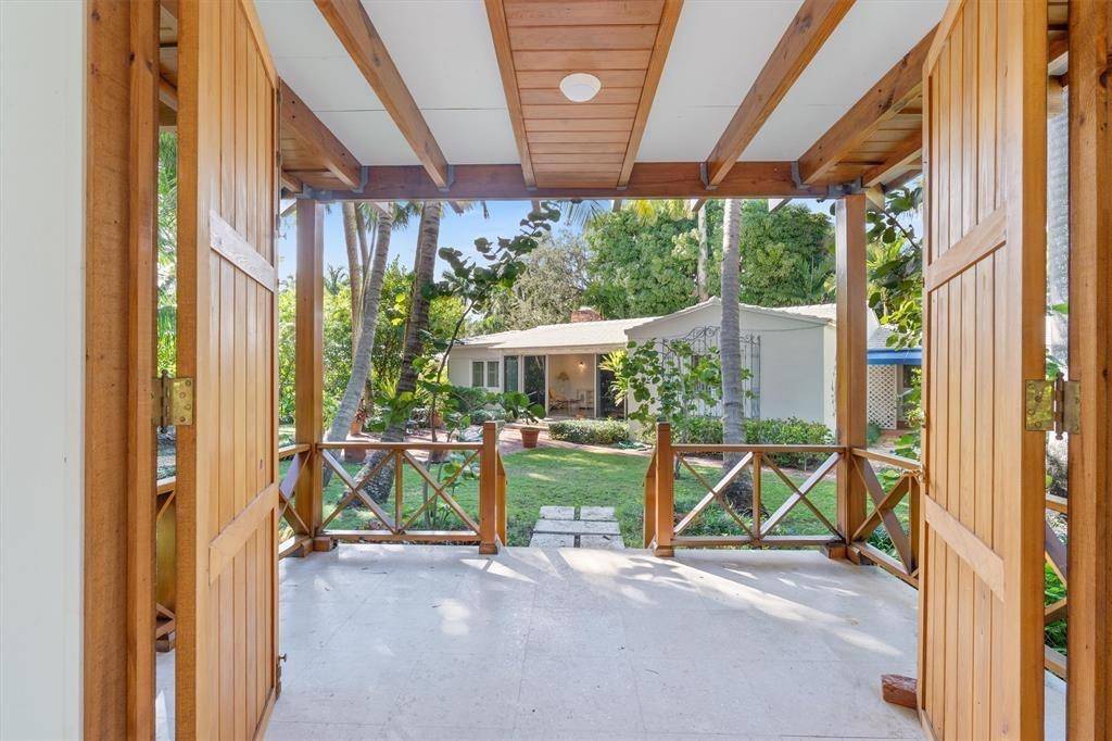 Rare opportunity in the heart of Colee Hammock, one of Fort Lauderdale s most coveted and established neighborhoods.