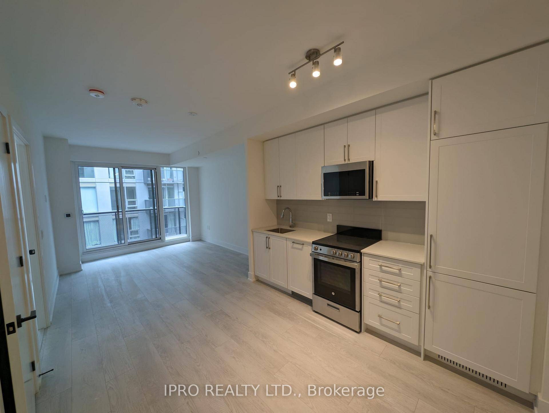 Fantastic 1 Bedroom Condo for Lease !