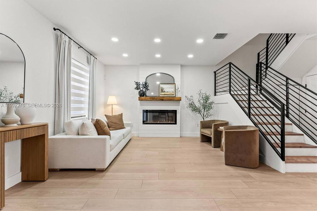 OPEN HOUSE SAT 4 11 1 3PM amp ; SUN 4 12 12 30 3PM GATE CODE 36126 Step into DESIGNER UPGRADED living in one of Aquabella s most striking ...