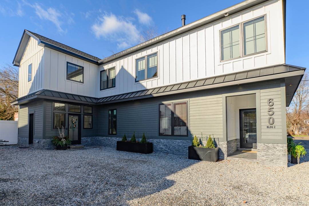 Stunning High End Rental a short walk to the Branford Green.