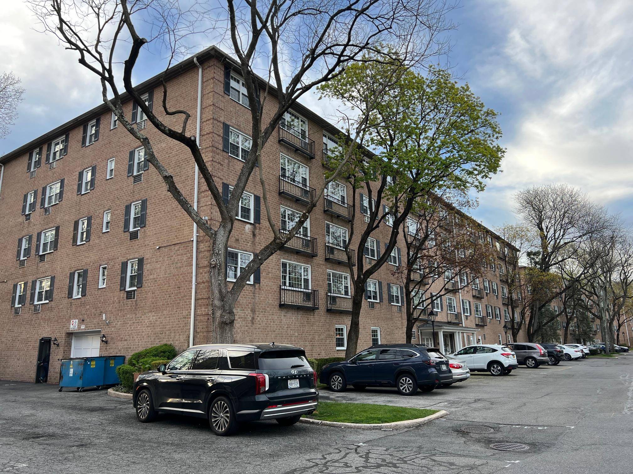 This charming one bedroom Junior 4 condominium at Consulate on the Park offers a comfortable and convenient lifestyle.
