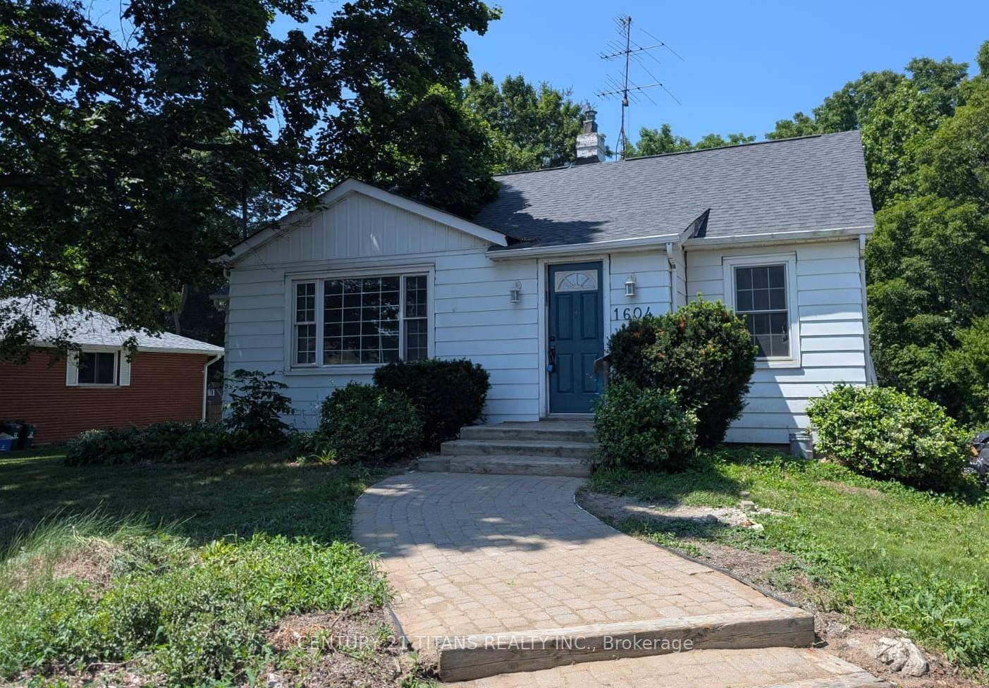 Charming Cottage Style Home in the Heart of Courtice Cozy meets convenience in this 3 bedroom, 1 bath detached home, featuring a huge living room, spacious dining area that opens ...