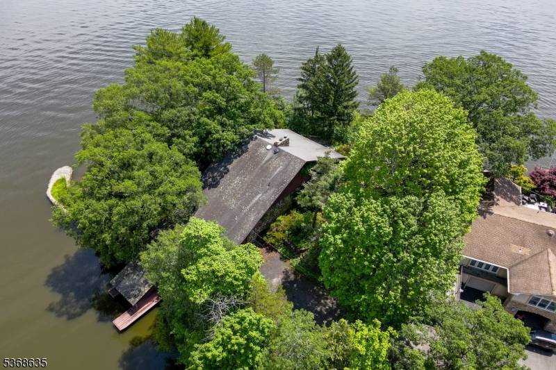 Lakefront Retreat Ready For A Visionary !