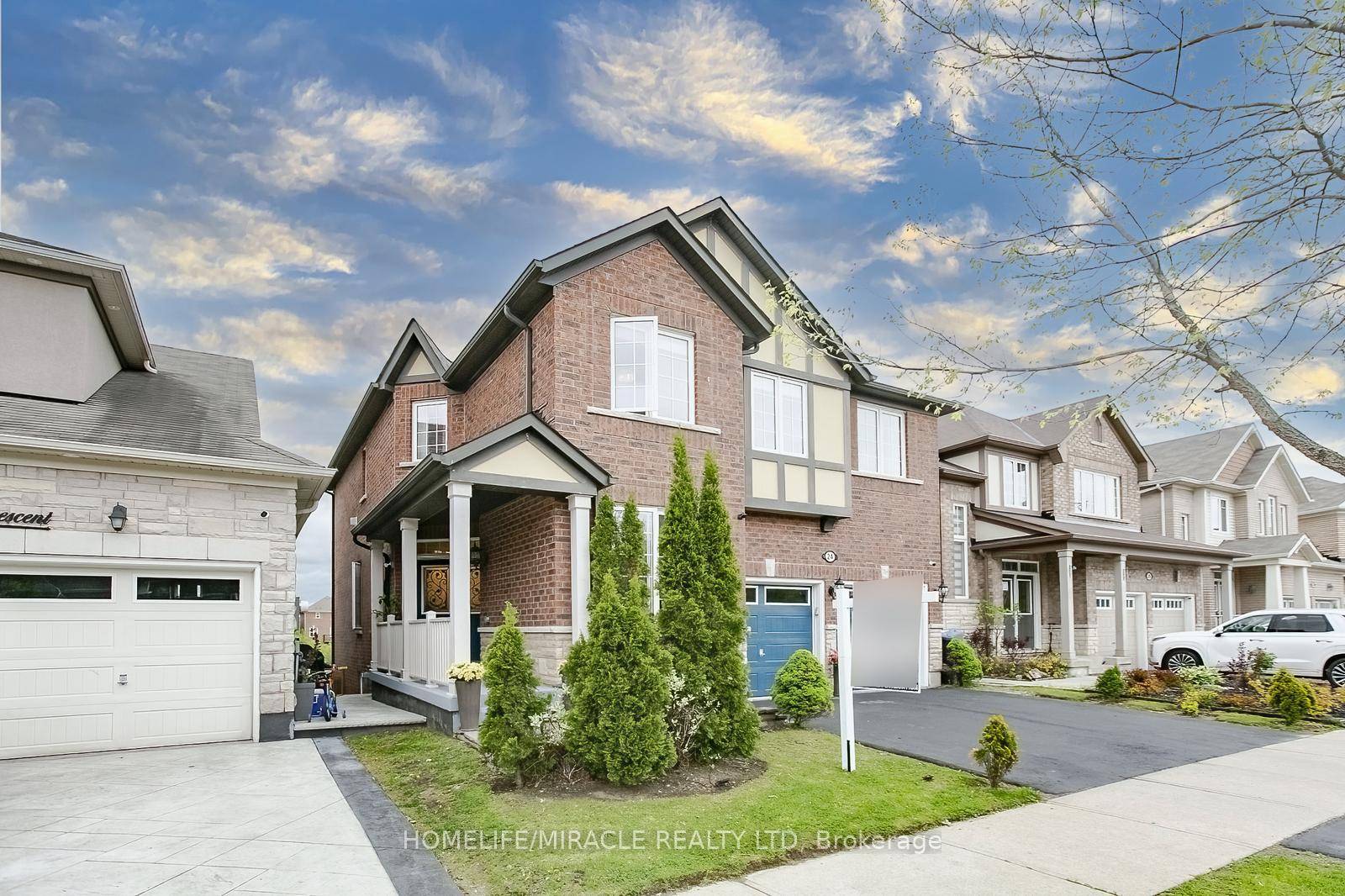 Welcome home to the stunning ravine lot with a beautiful walkout basement which is conveniently located near many amenities and is 10 min walking to mount pleasant go.