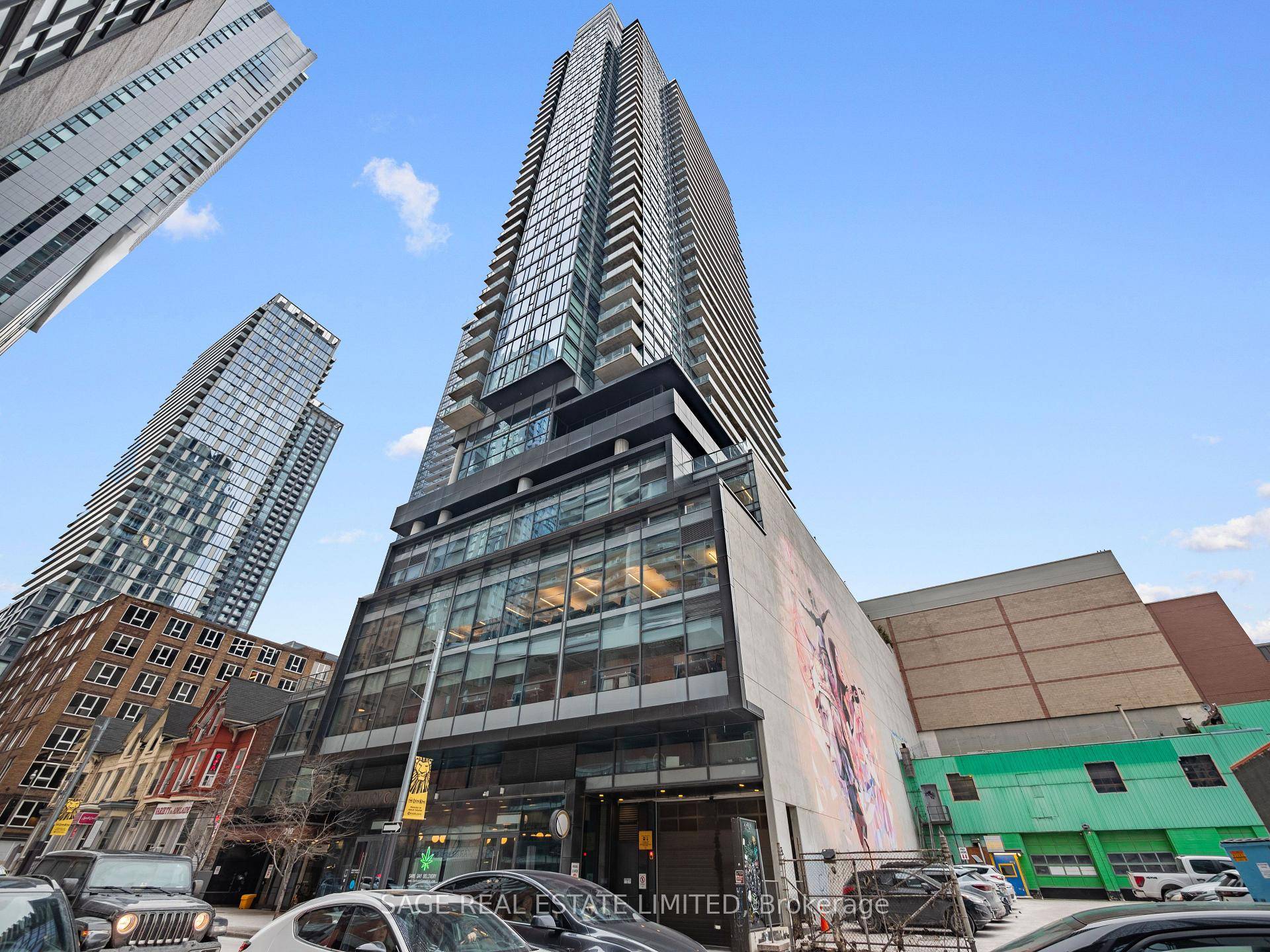 This stunning 2 bedroom, 3 bathroom sub penthouse showcases over 70 feet of floor to ceiling windows, framing sweeping, unobstructed views of Toronto's skyline.
