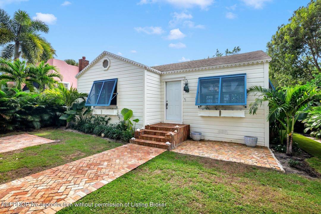 Beautiful historic 2 bedroom 1 bath home located in the highly sought after Flamingo Park neighborhood.