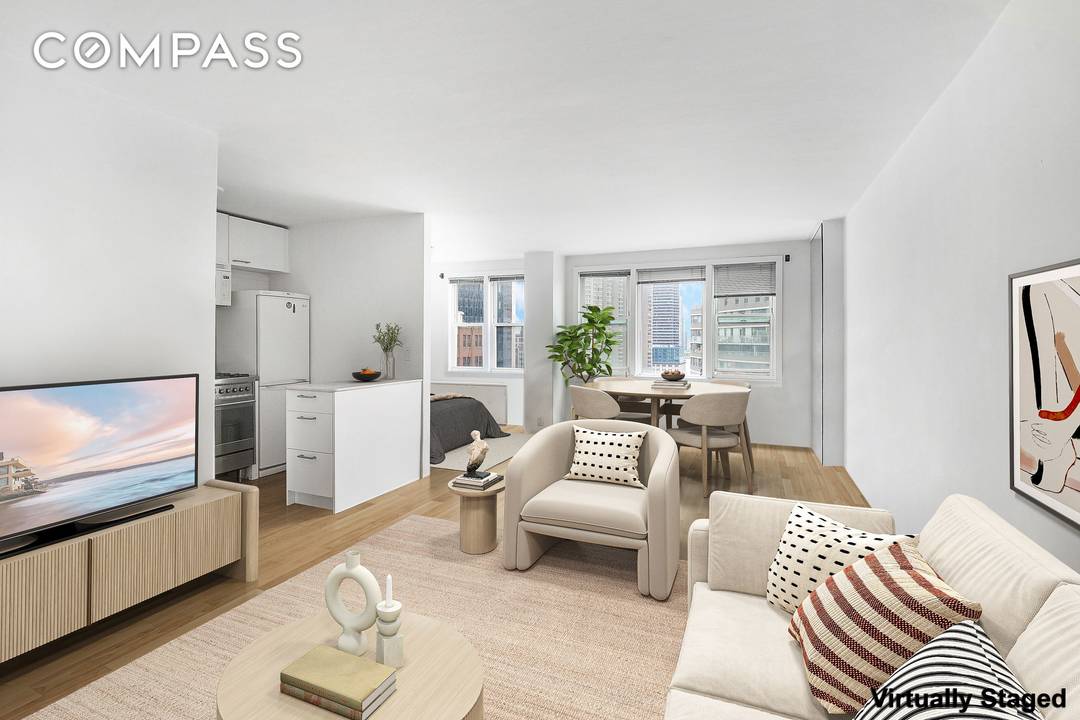 Move right into this mint condition Murray Hill alcove studio with a doorman and open city views.