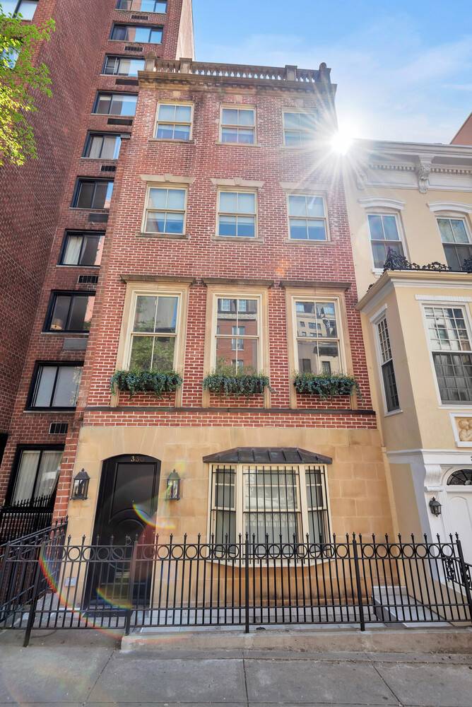 LIVE THE DREAM FULLY RENOVATED SINGLE FAMILY TOWNHOUSE WITH ELEVATOR !