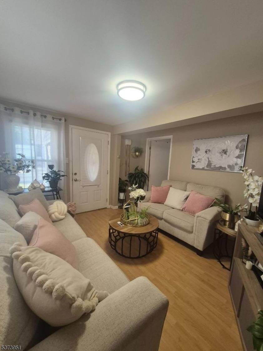 Gorgeous house, very well taken care of provides a three bedrooms, one bath, living room, dining room and an extra porch area to relax or simply to decorate in your ...