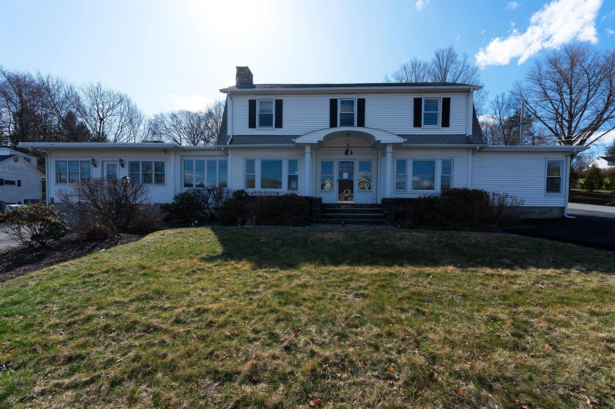 IMMEDIATE OCCUPANCY AVAILABLE !