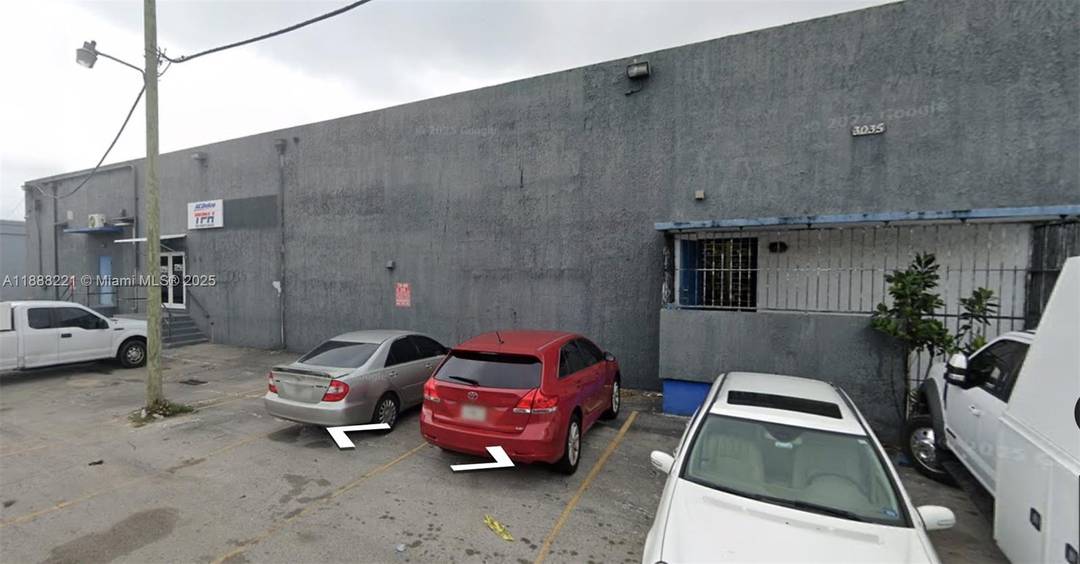Approximately 10, 000 SF warehouse in the heart of Miami s industrial district !