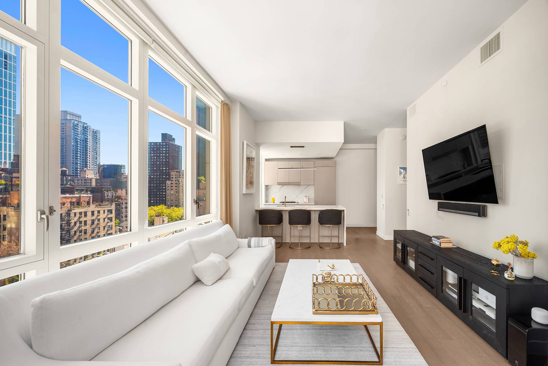 Welcome to a generously sized, luminous, and impeccably kept 1 bedroom residence nestled in the vibrant heart of Manhattan.