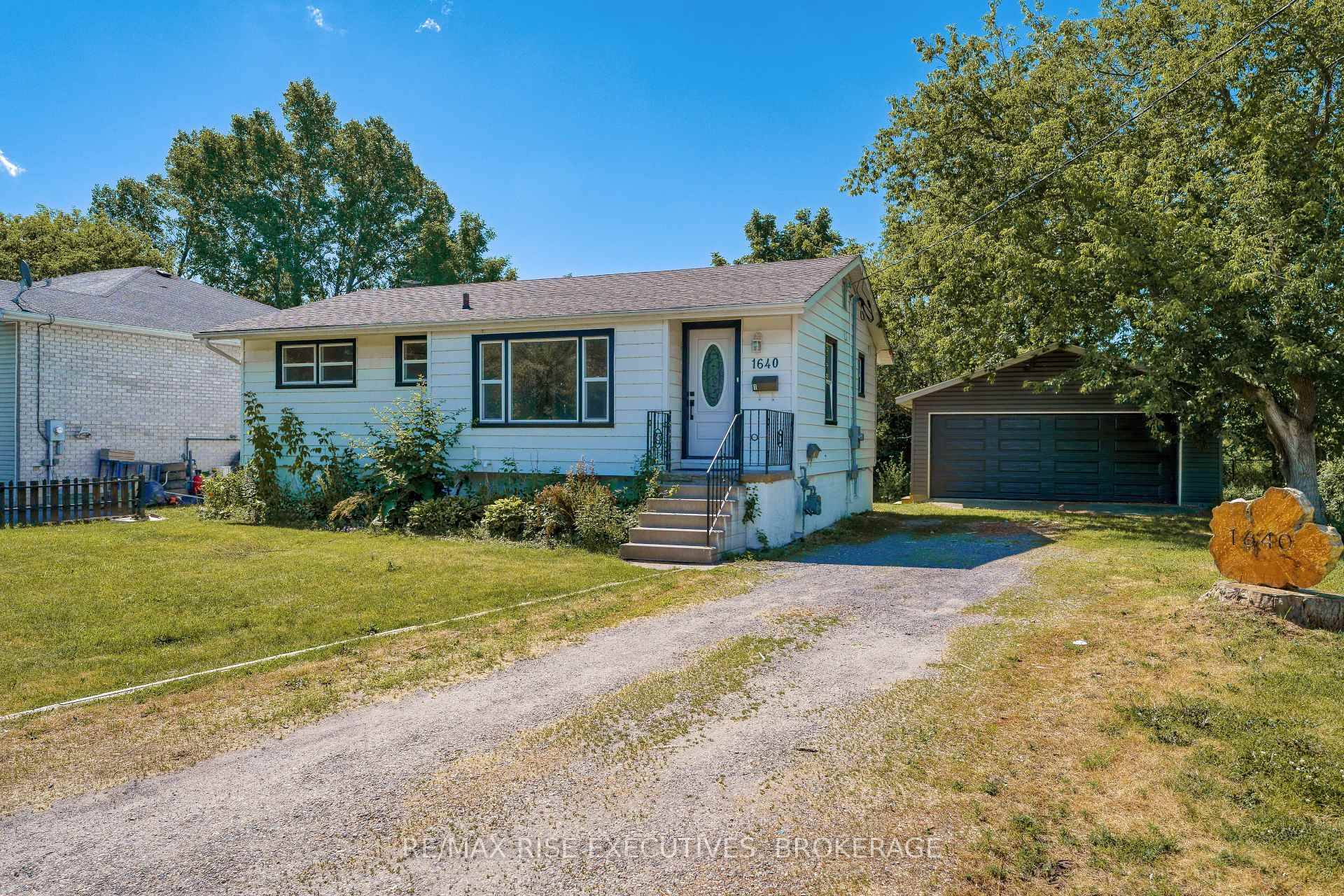 This stunning lower level 2 bedroom apartment is ready to become your next home !