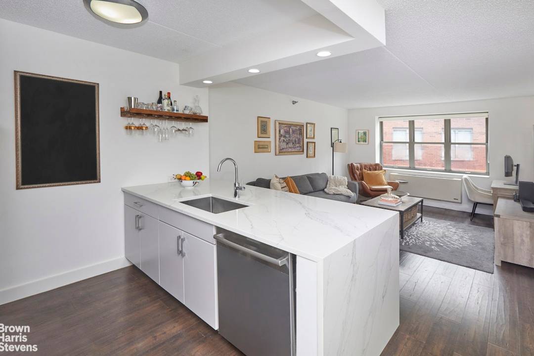 BEST VALUE 2BR MIDTOWN WEST You'll find this sun drenched, turn key, 2 bedroom, 2 bath home with South West exposures at the Clinton West Condominium located in the vibrant ...