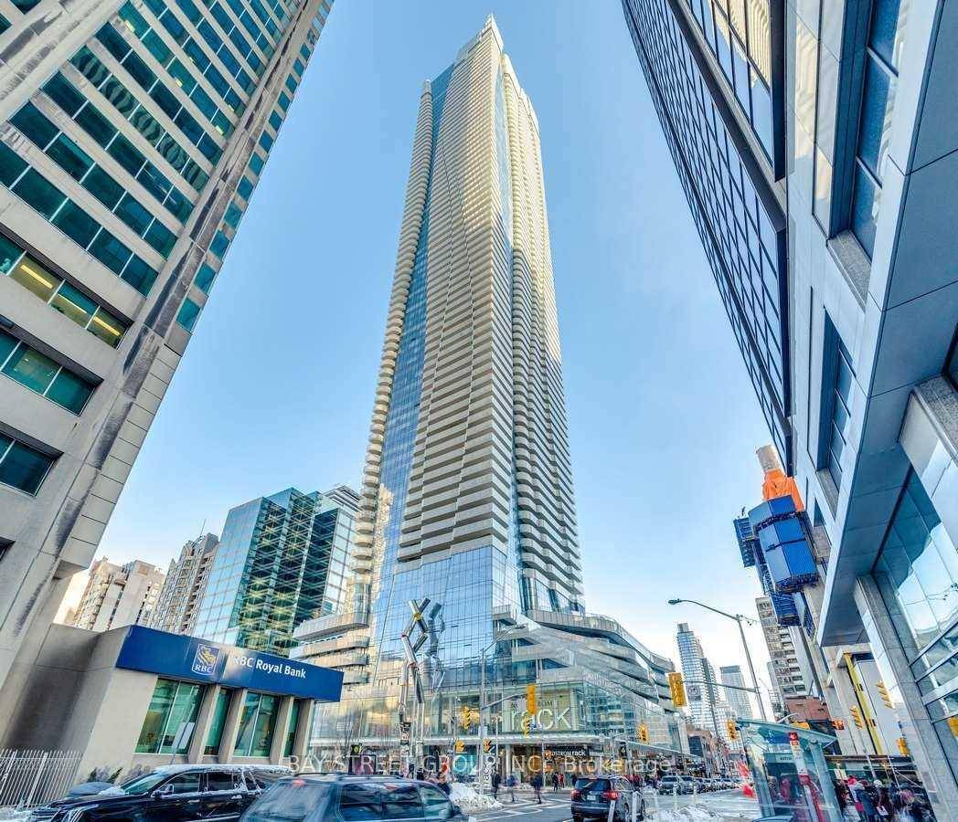 Beautiful 2 Bed, 2 Bath Corner Unit, Open Concept, Floor to Ceiling Windows, 9 Feet Ceilings, Engineered Hardwood Flooring Throughout, Wrap Around Balcony.