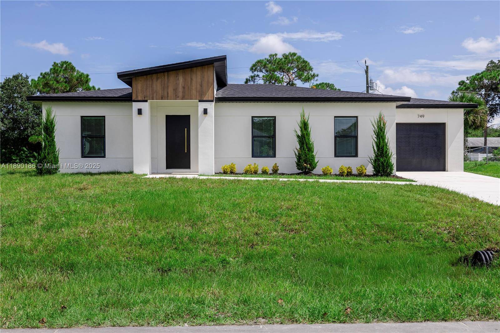 VACANT Easy to show ! Contact Listing agent for instructions.