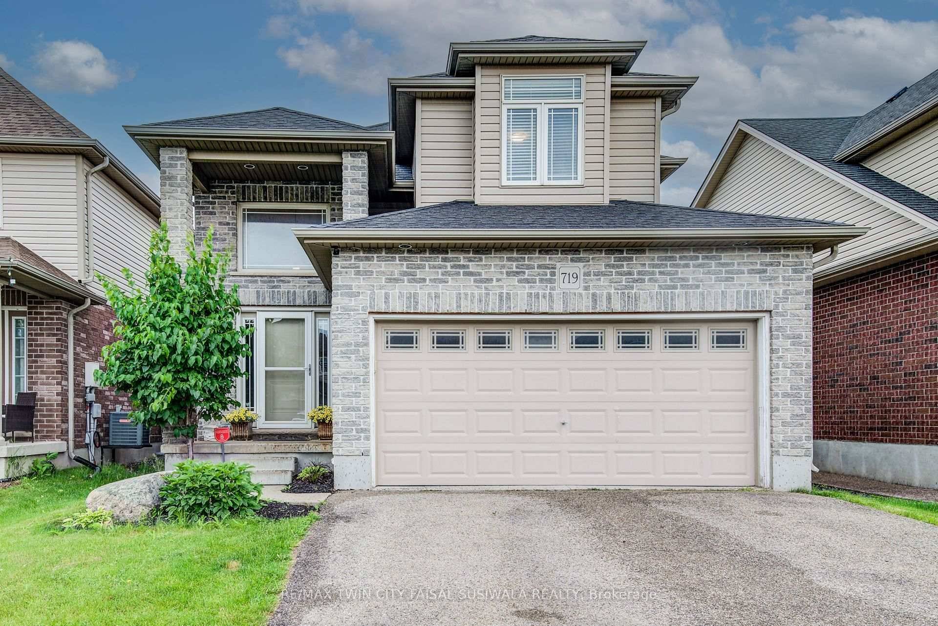 WELCOME TO WOODSTOCK ! Craving that small town charm with the convenience of quick access to city life ?