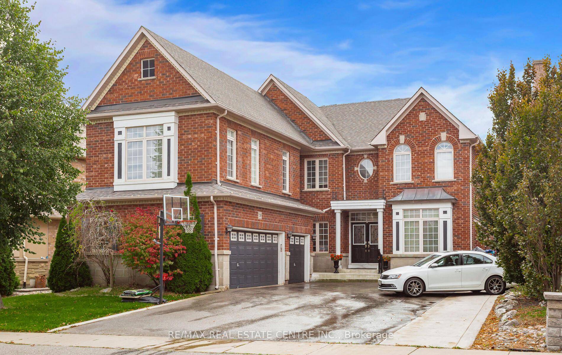 Amazing Detatched Home In A Prestigious Neighbourhood Featuring 5 2 Bedrooms, 5 Bathrooms, 2 Kitchens Plus A Separate Entrance Suite On 2nd Floor.