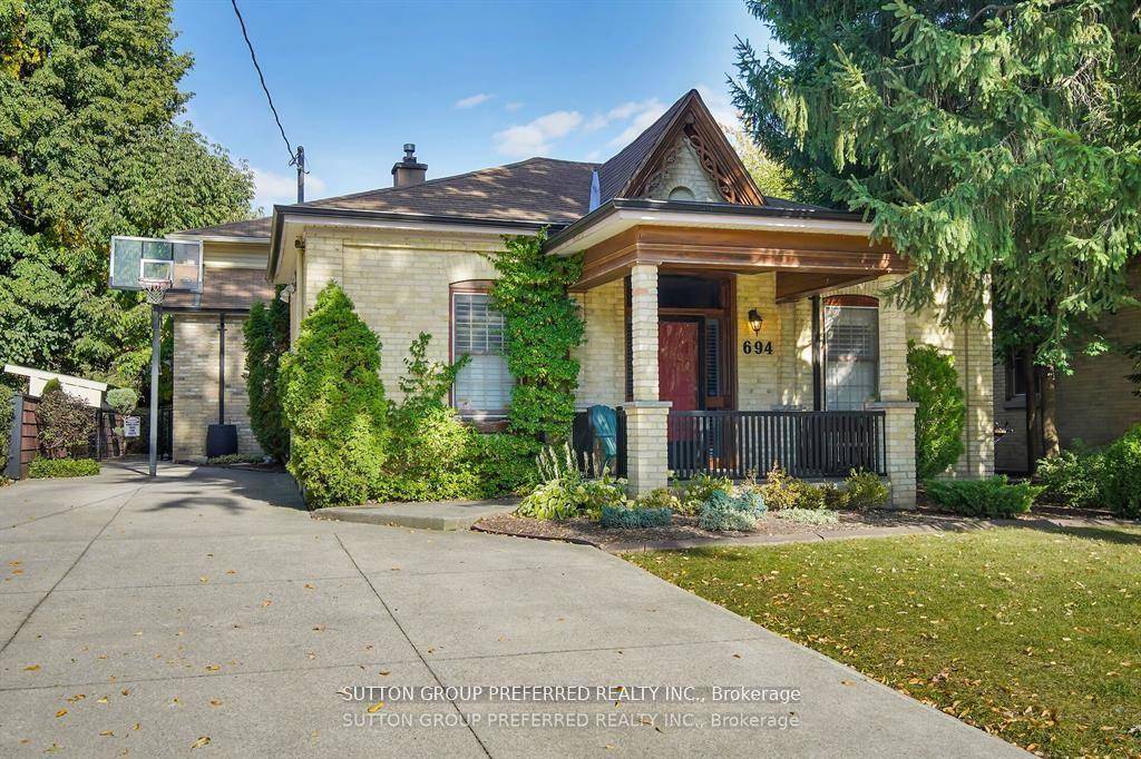 Great opportunity to be the owner of this unique property with a swimming pool and the guest house in Downtown Woodfield area.