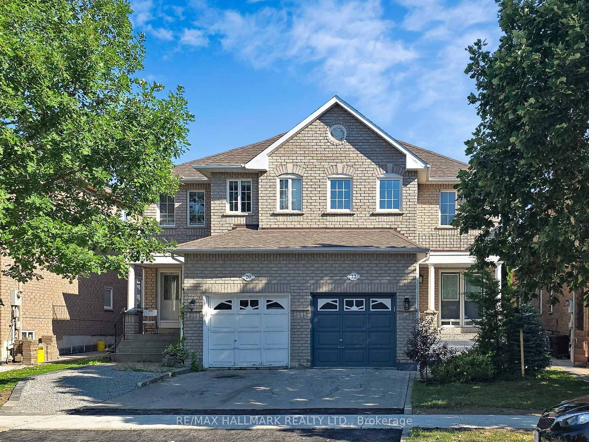 Step into this beautifully updated 3 bedroom, 3 bathroon semi detached gem nestled in the heart of family friendly Sonoma Heights in Woodbridge.